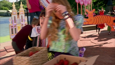 Ugly_Betty_S03E06_Ugly_Berry_1080p_LLP_004591.jpg