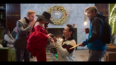 Falling_For_Christmas_2022_1080p_LLP_001144.jpg