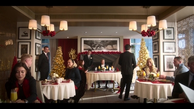 Falling_For_Christmas_2022_1080p_LLP_001212.jpg