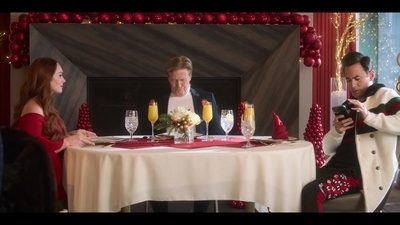 Falling_For_Christmas_2022_1080p_LLP_001234.jpg