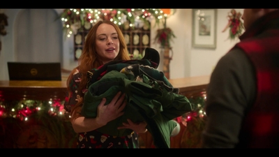 Falling_For_Christmas_2022_1080p_LLP_003658.jpg