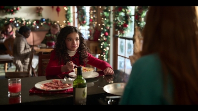 Falling_For_Christmas_2022_1080p_LLP_004539.jpg