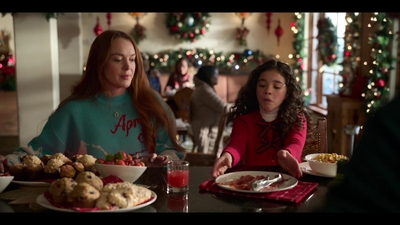 Falling_For_Christmas_2022_1080p_LLP_004619.jpg