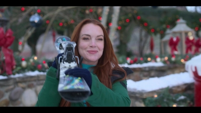 Falling_For_Christmas_2022_1080p_LLP_005240.jpg