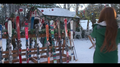 Falling_For_Christmas_2022_1080p_LLP_005241.jpg