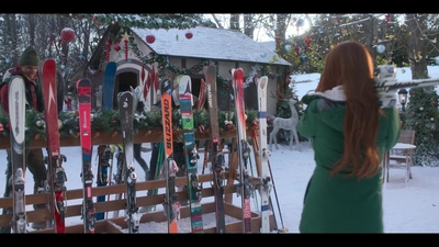 Falling_For_Christmas_2022_1080p_LLP_005242.jpg