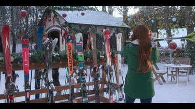 Falling_For_Christmas_2022_1080p_LLP_005244.jpg
