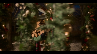 Falling_For_Christmas_2022_1080p_LLP_005845.jpg