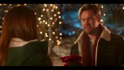 Falling_For_Christmas_2022_1080p_LLP_006045.jpg