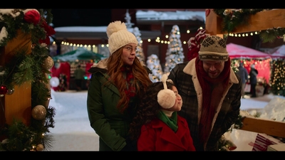 Falling_For_Christmas_2022_1080p_LLP_006339.jpg
