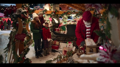 Falling_For_Christmas_2022_1080p_LLP_006365.jpg