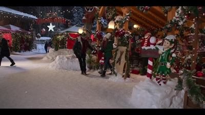 Falling_For_Christmas_2022_1080p_LLP_006460.jpg
