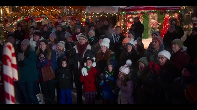 Falling_For_Christmas_2022_1080p_LLP_006501.jpg
