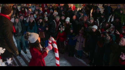 Falling_For_Christmas_2022_1080p_LLP_006600.jpg