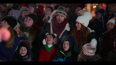 Falling_For_Christmas_2022_1080p_LLP_006627.jpg