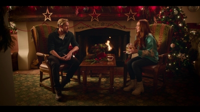 Falling_For_Christmas_2022_1080p_LLP_006840.jpg