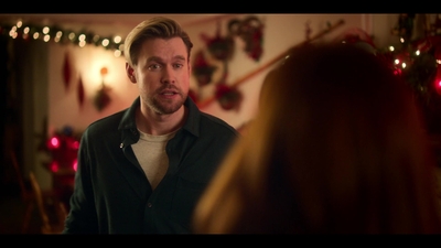 Falling_For_Christmas_2022_1080p_LLP_006876.jpg