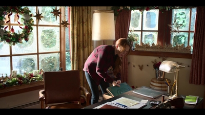 Falling_For_Christmas_2022_1080p_LLP_007560.jpg