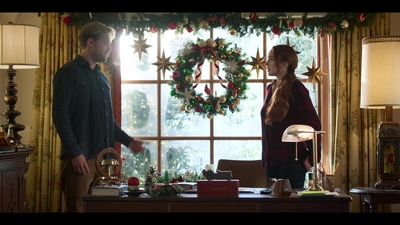 Falling_For_Christmas_2022_1080p_LLP_007689.jpg