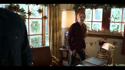 Falling_For_Christmas_2022_1080p_LLP_007697.jpg