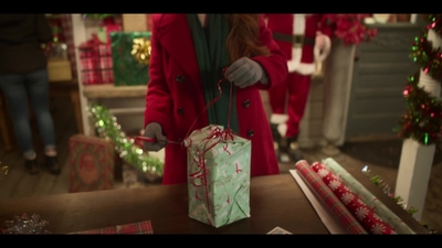 Falling_For_Christmas_2022_1080p_LLP_007782.jpg