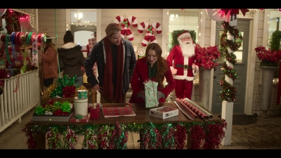 Falling_For_Christmas_2022_1080p_LLP_007792.jpg