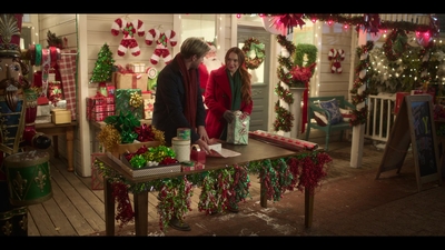 Falling_For_Christmas_2022_1080p_LLP_007818.jpg