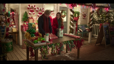 Falling_For_Christmas_2022_1080p_LLP_007821.jpg