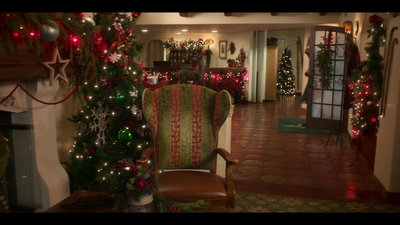 Falling_For_Christmas_2022_1080p_LLP_007979.jpg