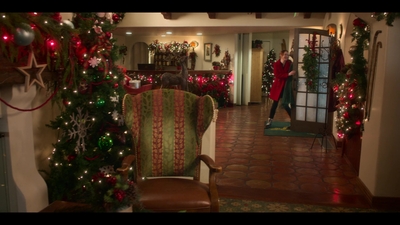 Falling_For_Christmas_2022_1080p_LLP_007980.jpg
