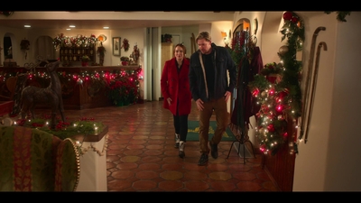 Falling_For_Christmas_2022_1080p_LLP_008000.jpg