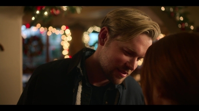 Falling_For_Christmas_2022_1080p_LLP_008064.jpg