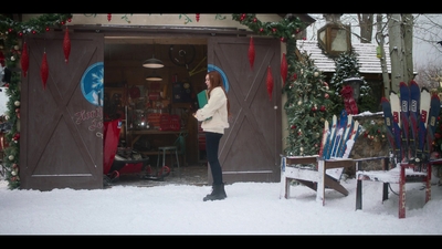 Falling_For_Christmas_2022_1080p_LLP_008493.jpg