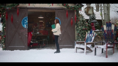 Falling_For_Christmas_2022_1080p_LLP_008494.jpg