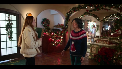 Falling_For_Christmas_2022_1080p_LLP_008715.jpg