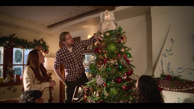 Falling_For_Christmas_2022_1080p_LLP_008865.jpg