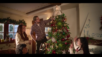 Falling_For_Christmas_2022_1080p_LLP_008867.jpg