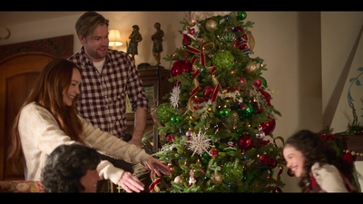 Falling_For_Christmas_2022_1080p_LLP_008885.jpg