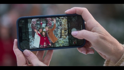 Falling_For_Christmas_2022_1080p_LLP_008909.jpg