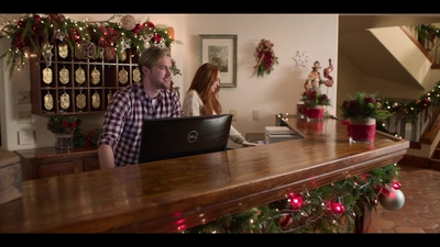 Falling_For_Christmas_2022_1080p_LLP_008916.jpg