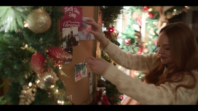 Falling_For_Christmas_2022_1080p_LLP_008955.jpg
