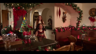 Falling_For_Christmas_2022_1080p_LLP_008986.jpg
