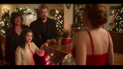 Falling_For_Christmas_2022_1080p_LLP_009756.jpg