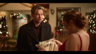 Falling_For_Christmas_2022_1080p_LLP_009796.jpg