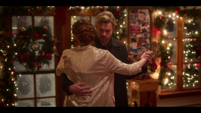 Falling_For_Christmas_2022_1080p_LLP_009882.jpg