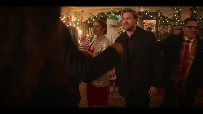 Falling_For_Christmas_2022_1080p_LLP_010061.jpg
