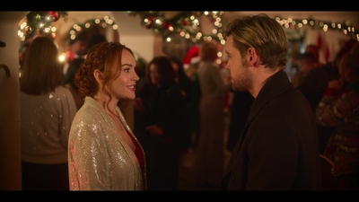 Falling_For_Christmas_2022_1080p_LLP_010111.jpg