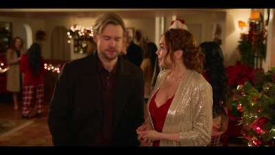 Falling_For_Christmas_2022_1080p_LLP_010135.jpg
