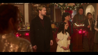 Falling_For_Christmas_2022_1080p_LLP_010269.jpg