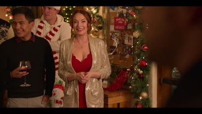 Falling_For_Christmas_2022_1080p_LLP_010334.jpg